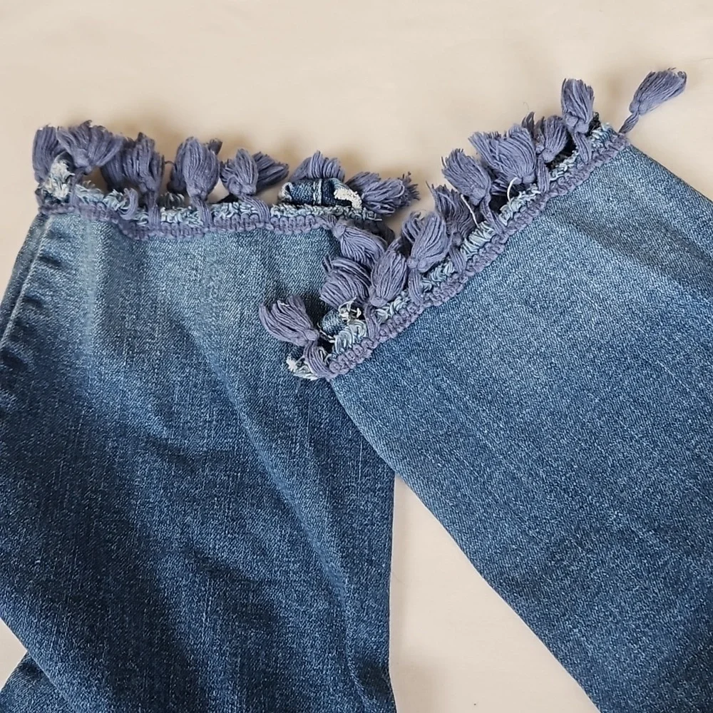 Signature Studio Crop Tassle Hem Destroyes Jeans Mid Rise 6 Short VGUC